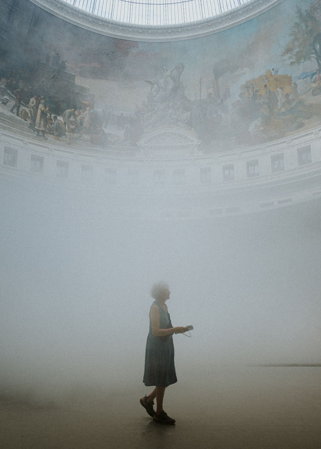 Silhouette d'une femme dans la brume sous la coupole de la Bourse de Commerce