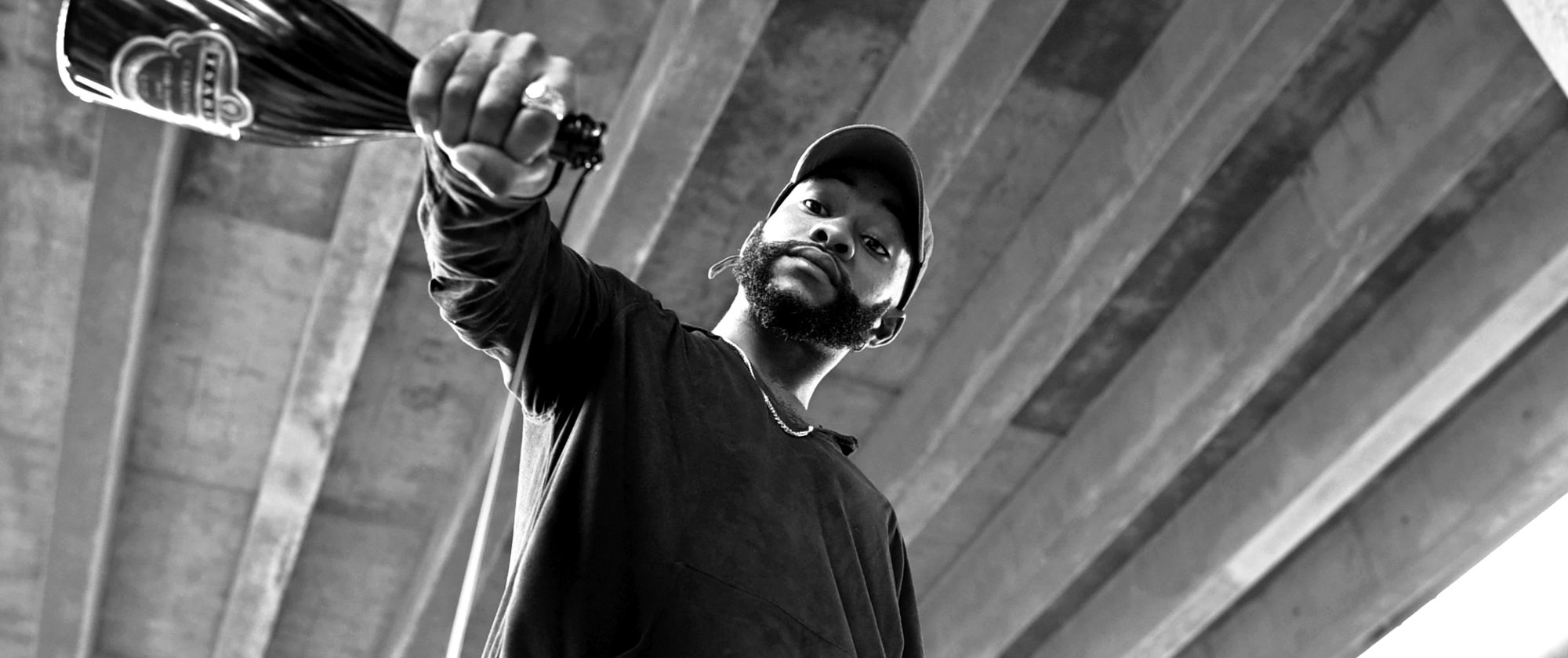 Image du clip Idées Noires, noir et blanc contrasté