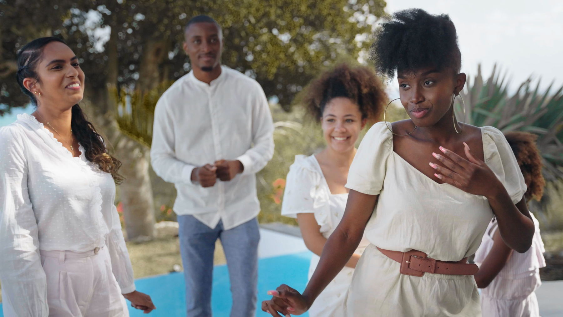 Photogramme de la publicité Kiabi Antilles : quatre personnes en tenue claire